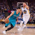 Jeremy Lin driving past Stephen Curry