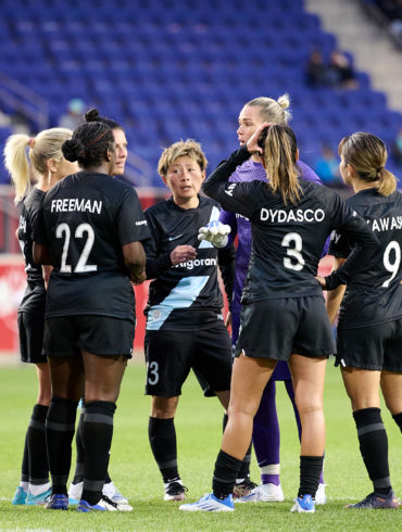 Gotham FC huddles on the field during the 2022 Challenge cup
