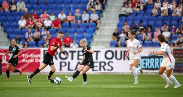 McCall Zerboni plays a pass in loss to Chicago Red Stars Saturday night at Red Bull Arena.